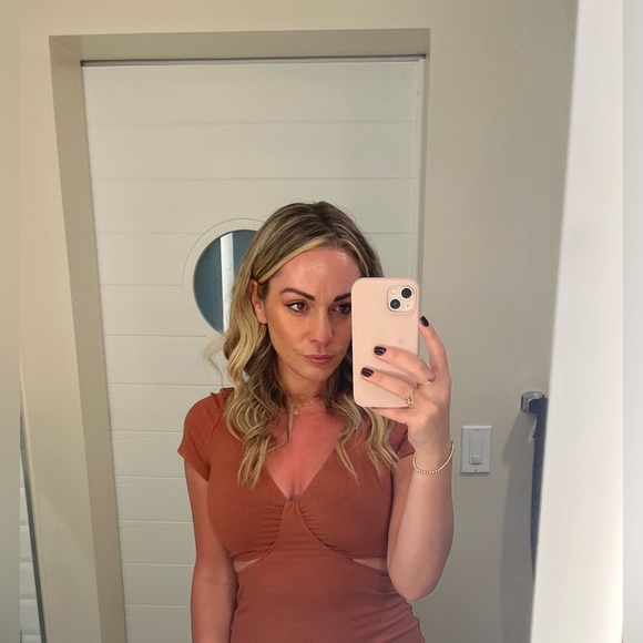 👋🏻🖤Meet your Posher, Aimee🌹 - Picture 1 of 3